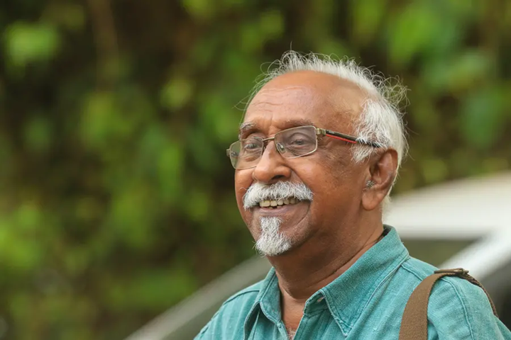 കെ ജി ശങ്കരപിള്ളയ്ക്ക് എഴുത്തച്ഛന്‍ പുരസ്‌കാരം
സ്രോതസ്സ്: മലയാള മനോരമ
സംസ്ഥാന സര്‍ക്കാരിന്റെ 2025-ലെ പരമോന്നത സാഹിത്യ പുരസ്‌കാരമായ എഴുത്തച്ഛന്‍ പുരസ്‌കാരം കവി കെ ജി ശങ്കരപിള്ളയ്ക്ക് ലഭിച്ചു.
എഴുത്തച്ഛന്‍ പുരസ്‌ക്കാരത്തുക അഞ്ച് ലക്ഷം രൂപയാണ്.
കെ ജി എസ് എന്നറിയപ്പെടുന്ന കെ ജി ശങ്കരപിള്ളയുടെ കവിതാ സമാഹാരങ്ങള്‍: കൊച്ചിയിലെ വൃക്ഷങ്ങള്‍, അമ്മമാര്‍, ഞാനെന്റെ എതിര്‍കക്ഷി, മരിച്ചവരുടെ വീട്, സഞ്ചാരിമരങ്ങള്‍, അതിനാല്‍ ഞാന്‍ ഭ്രാന്തനായില്ല, സൈനികന്റെ പ്രേമലേഖനം, KGS, K G Sankarapillai. Ezhuthachan purasakram 2025, 